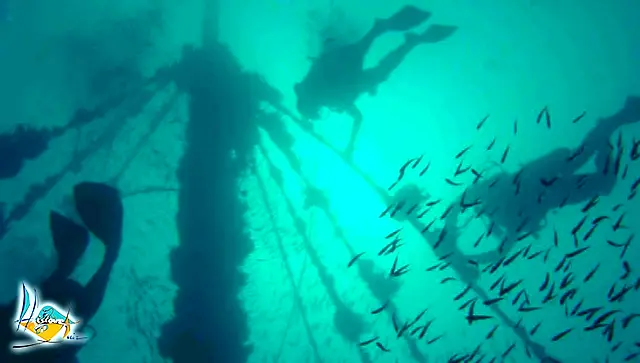 Une épave sous-marine dans le bleu